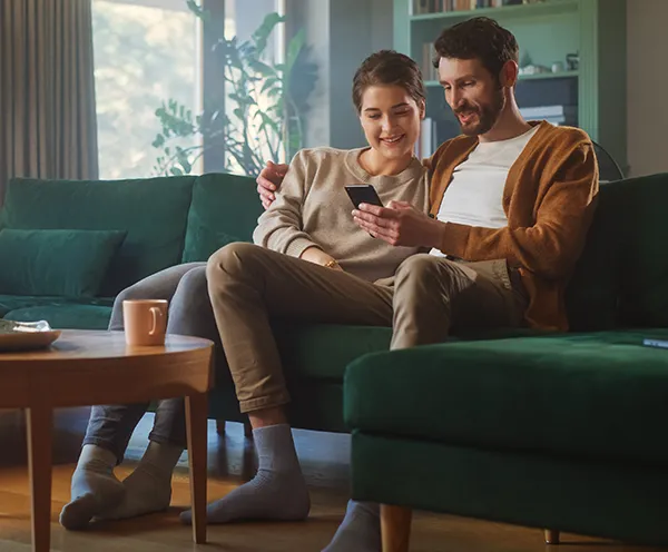 Fenster aus Polen online bestellen &ndash; ein Paar nutzt bequem das DEKEA-Angebot von zu Hause aus